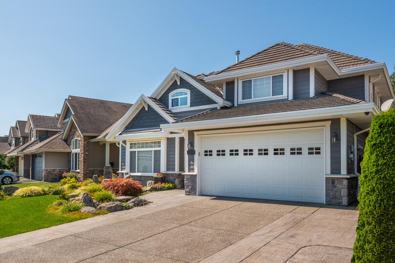 roofing fruitland park-neighborhood of houses with different color siding but all with gray shingled roofing