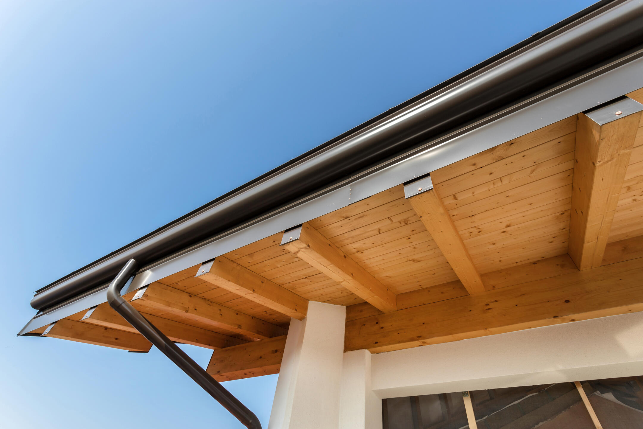 roof overhang-exposed roof overhang on a home